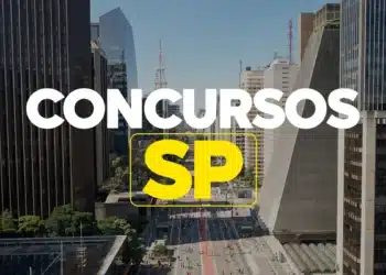 Vista aérea da Avenida Paulista em São Paulo com prédios comerciais ao longo da via e pedestres circulando em dia ensolarado