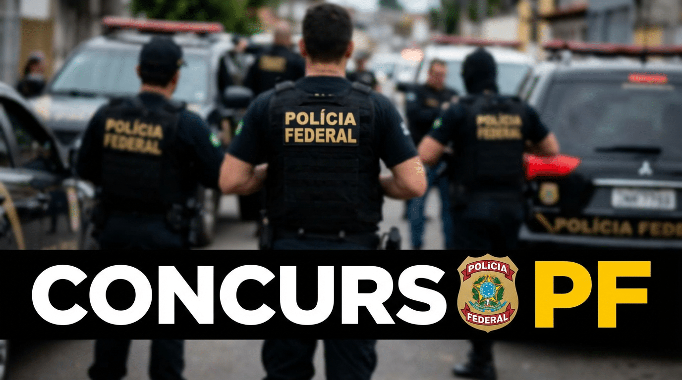 Agentes da Polícia Federal de costas usando coletes táticos pretos durante operação com viaturas ao fundo