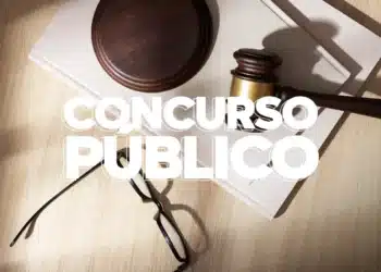 Martelo de juiz, livros e óculos sobre mesa com texto "Concurso Público representando Concurso PGE-AL 2026