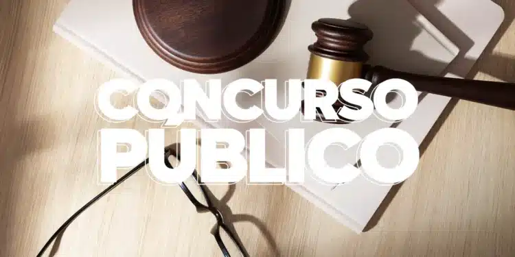 Martelo de juiz, livros e óculos sobre mesa com texto "Concurso Público representando Concurso PGE-AL 2026