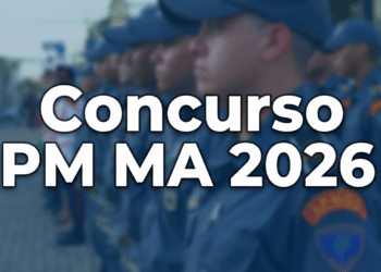 Policiais militares do Maranhão perfilados em formação usando uniformes azuis e bonés, com texto "Concurso PM MA 2026"