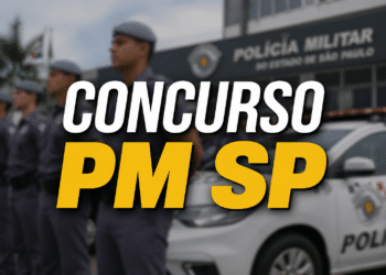 Policiais militares de SP em formação com farda azul, boinas e viatura ao fundo em frente a sede da PM