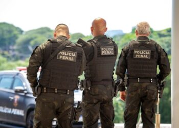 Inscrições concurso Polícia Penal SP 2026 - três policiais penais de costas com coletes táticos e inscrição Polícia Penal