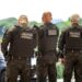 Inscrições concurso Polícia Penal SP 2026 - três policiais penais de costas com coletes táticos e inscrição Polícia Penal