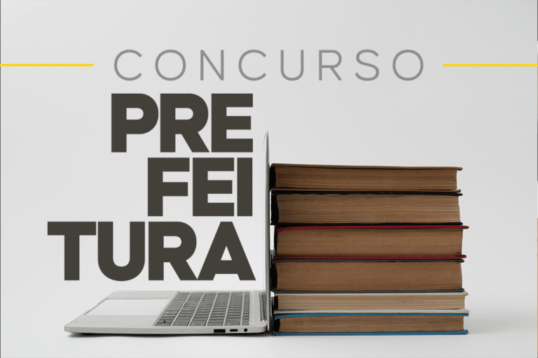 Notebook prateado ao lado de pilha com 7 livros antigos, texto "CONCURSO PREFEITURA" sobre fundo cinza claro.