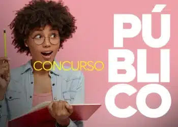 Mulher segurando caderno e lápis com expressão de surpresa ao lado da palavra concurso público.