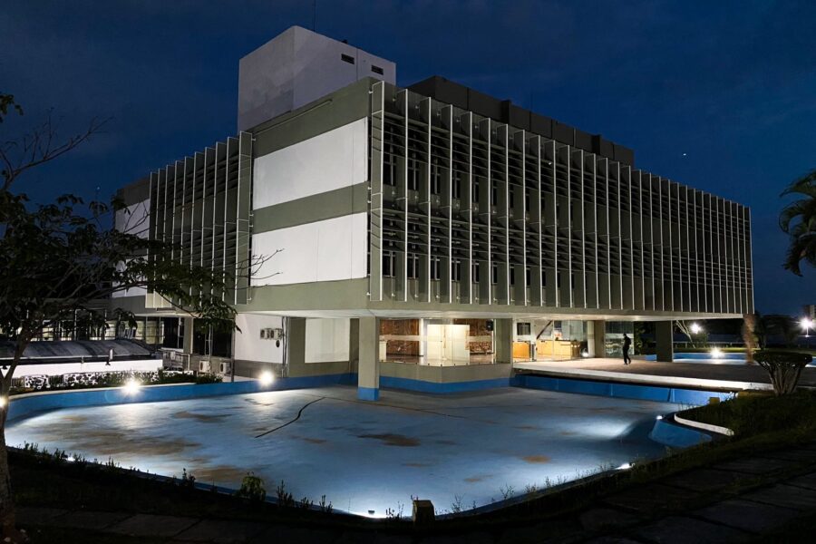Sede da Sefaz BA iluminada à noite — concurso público 2026