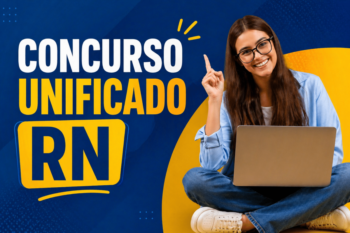 Jovem sorridente de óculos com notebook no colo e dedo levantado ao lado do texto Concurso Unificado RN