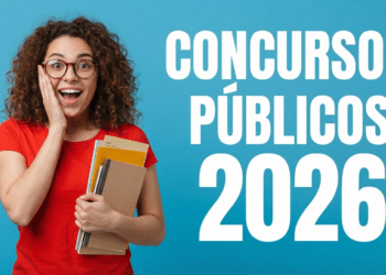 Jovem animada com cabelos cacheados e óculos, segurando livros e cadernos, texto Concursos Públicos 2026