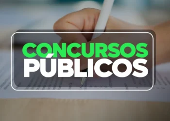 Pessoa preenchendo formulário de concurso público com foco em inscrições para concursos que encerram em 27 de abril de 2026.