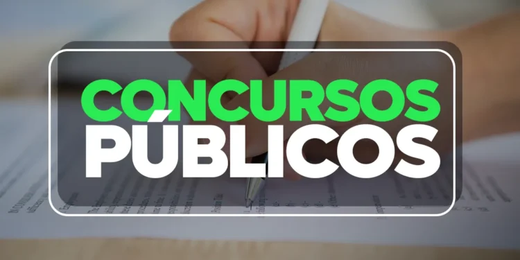 Pessoa preenchendo formulário para concurso público, com destaque para o título 'Concursos Públicos' sobre o processo.