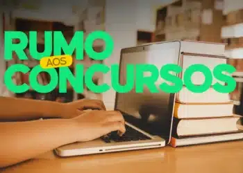 Pessoa digitando em notebook ao lado de livros empilhados com texto Rumo aos Concursos sobre concursos de prefeituras com salários de até 16.4 mil reais