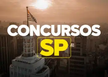 Edifício Altino Arantes (Farol Santander) com bandeira de SP e texto "Concursos SP" sobre skyline paulistano