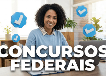Mulher negra sorrindo, trabalhando em notebook, com ícones de verificação azuis e texto "Concursos Federais"