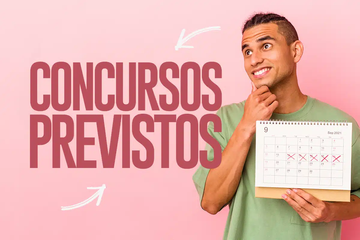 Homem sorridente segurando calendário de parede com dias marcados, expressão pensativa e olhar voltado para o alto