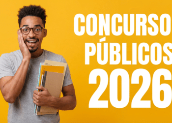 Jovem de óculos segurando cadernos sorri surpreso ao lado do texto “Concursos Públicos 2026” sobre fundo amarelo