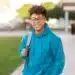 Estudante sorridente com mochila representando os candidatos que devem acompanhar o cronograma oficial do Enade 2026