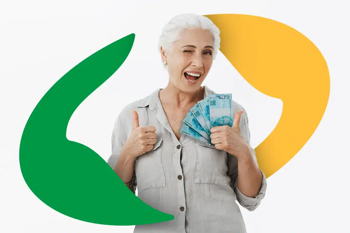 Idosa segurando dinheiro e comemorando pagamento do 13º salário do INSS em 2026