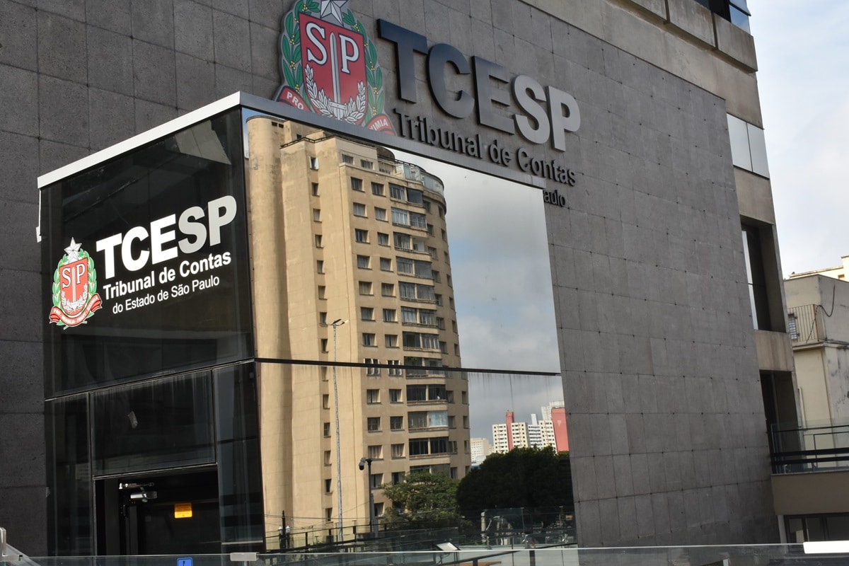 Entrada principal do Tribunal de Contas do Estado de São Paulo (TCE-SP) com brasão e logotipo em destaque na fachada