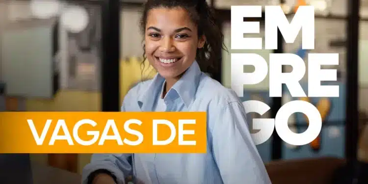 Jovem mulher sorridente em ambiente de escritório, com camisa social azul-clara, ao lado da chamada "Vagas de Emprego" em destaque.