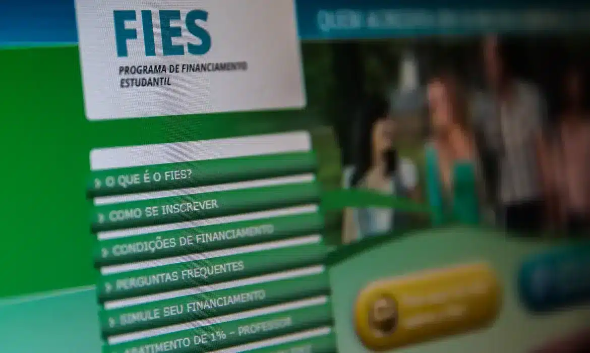 Interface do portal do FIES com opções de financiamento estudantil, ilustrando informações sobre a possível renegociação de dívidas
