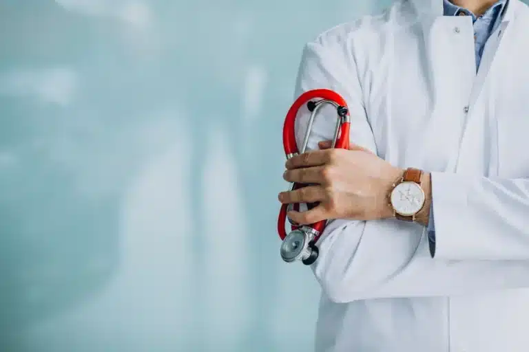 Médico segurando estetoscópio representando oportunidade no programa Mais Médicos com vagas abertas