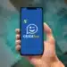 Imagem de celular exibindo o aplicativo CAIXA Tem, representando o processo de liberação de conta para menores