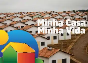 Conjunto de casas populares com telhados cerâmicos, aquecedor solar e logo do programa MCMV