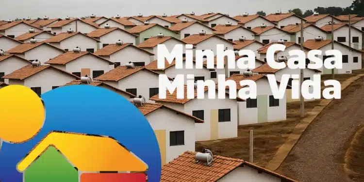 Conjunto de casas populares com telhados cerâmicos, aquecedor solar e logo do programa MCMV