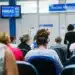 Pessoas aguardando atendimento para perícia médica do INSS, representando o mutirão nos dias 25 e 26 de abril.