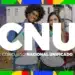 Dois jovens sorridentes ao ar livre em ambiente universitário segurando cadernos e livros em ensolarado cenário de estudos