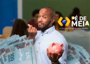 Um homem segurando dinheiro e um cofrinho, com o logo do Pé-de-Meia, destacando o pagamento do programa em abril.