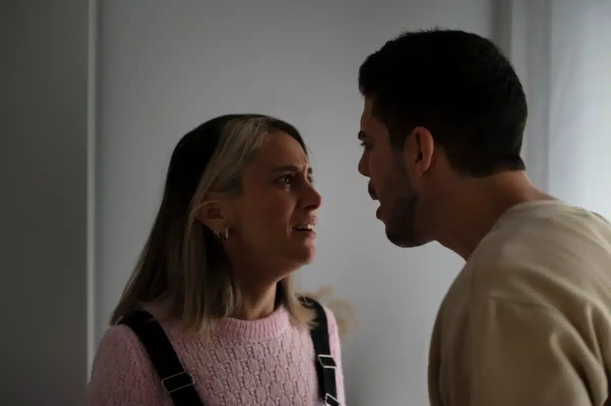 Imagem de casal discutindo intensamente, representando um relacionamento tóxico e comunicação negativa.