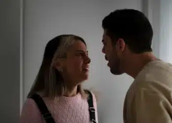 Imagem de casal discutindo intensamente, representando um relacionamento tóxico e comunicação negativa.