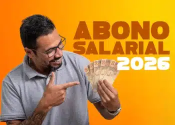 Capa do post com fundo gradiente laranja e amarelo. Um homem sorrindo, de óculos, aponta para um leque de notas de 50 reais em sua mão. Ao lado, o texto grande em marrom: "ABONO SALARIAL 2026", indicando a liberação do benefício.