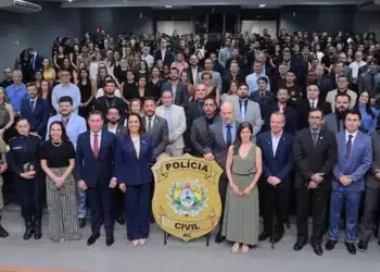 Autoridades e servidores durante posse do novo delegado-geral da Polícia Civil do Acre com anúncio de concurso para o interior.