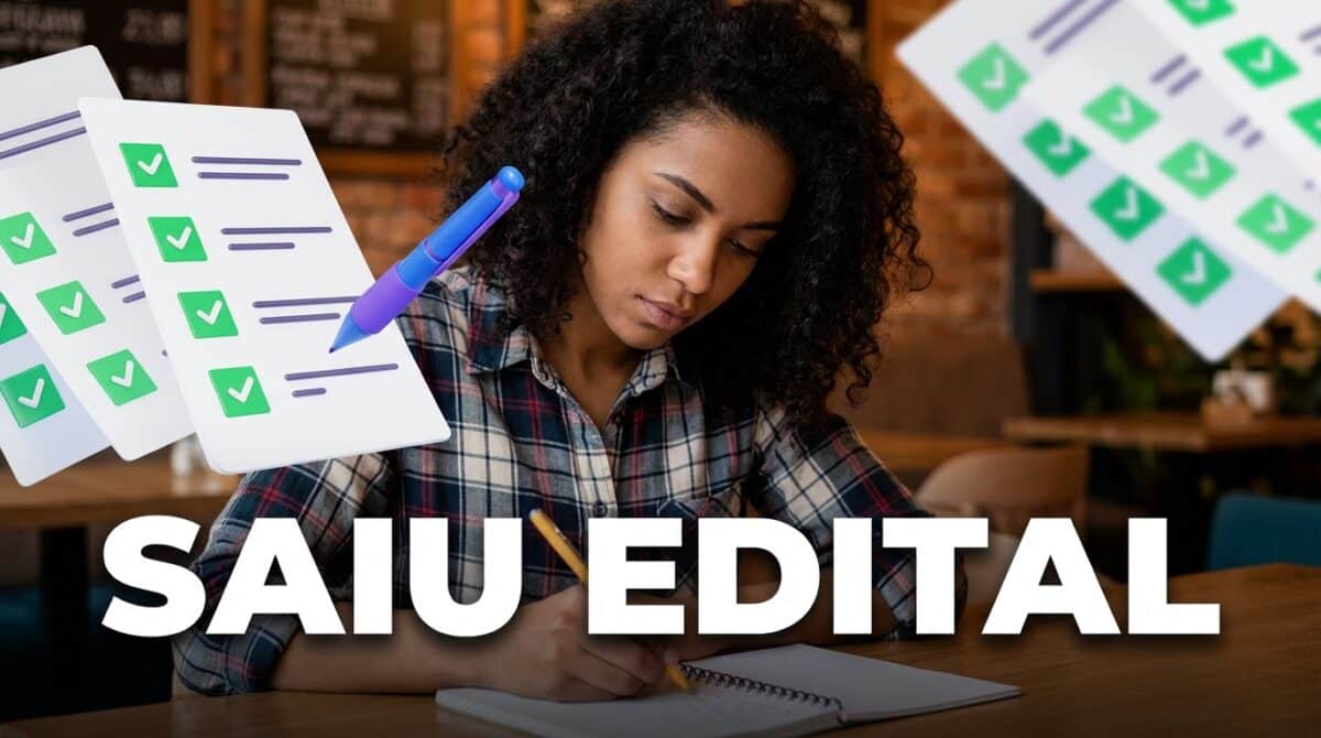 ovem negra de cabelos cacheados escreve em caderno usando lápis, com ícones de checklists e texto "Saiu Edital"