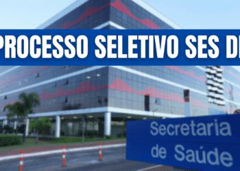 Sede da Secretaria de Saúde do DF com banner azul indicando processo seletivo SES DF 2026