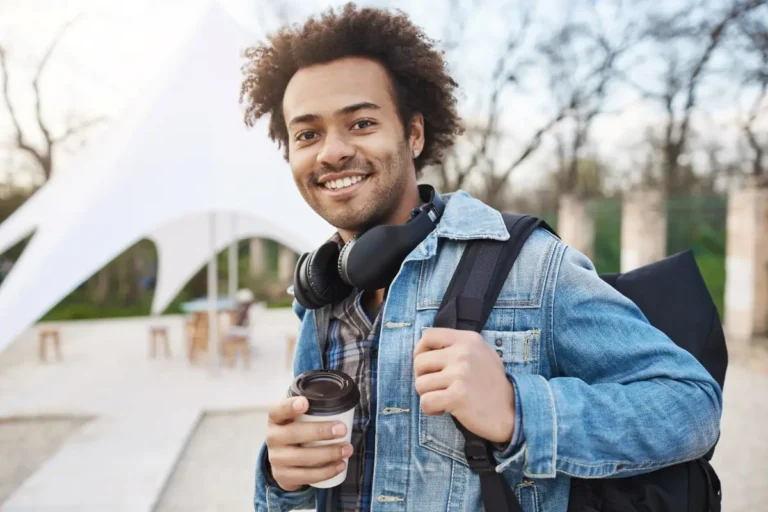 Jovem estudante do ensino médio com mochila e café, representando oportunidades de estágio em São Paulo