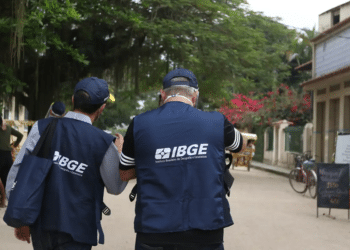 Agentes do IBGE em campo 2026 — recenseadores com colete do Instituto Brasileiro de Geografia e Estatística em atividade externa