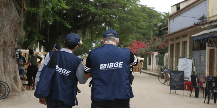 Agentes do IBGE em campo 2026 — recenseadores com colete do Instituto Brasileiro de Geografia e Estatística em atividade externa