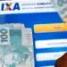 Caixa eletrônico exibindo opção de saque com notas de real, ilustrando prazo final para retirada de até R$ 6.220.