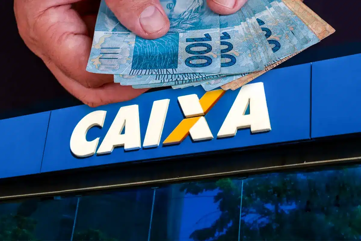 Pessoa segurando notas de R$ 100 na fachada da Caixa Econômica Federal, representando o saque de até R$ 6.220 do FGTS para municípios em calamidade pública