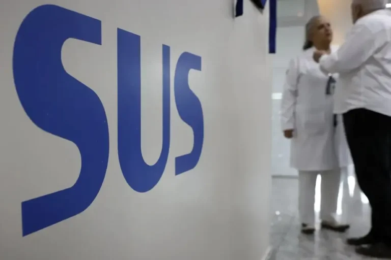 Logo do SUS com profissionais de saúde, destacando o atendimento público e a possibilidade de ajuda de custo para tratamento fora da cidade.
