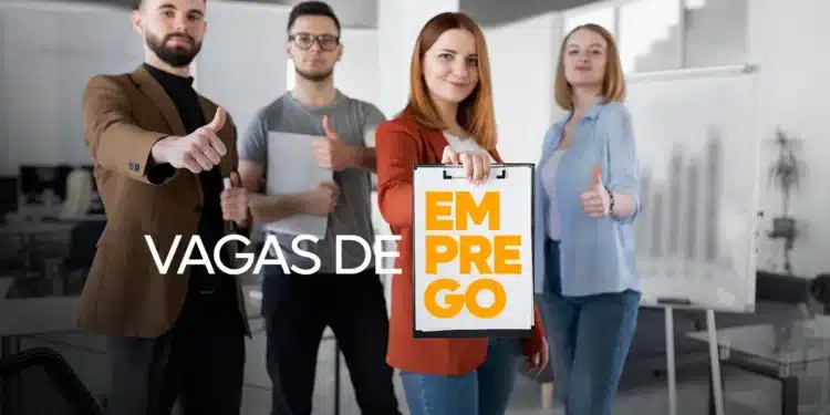 Profissionais mostrando aprovação para vagas de trabalho no Rio com oportunidades para estágio e emprego.