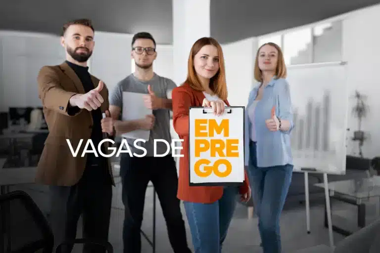Profissionais mostrando aprovação para vagas de trabalho no Rio com oportunidades para estágio e emprego.