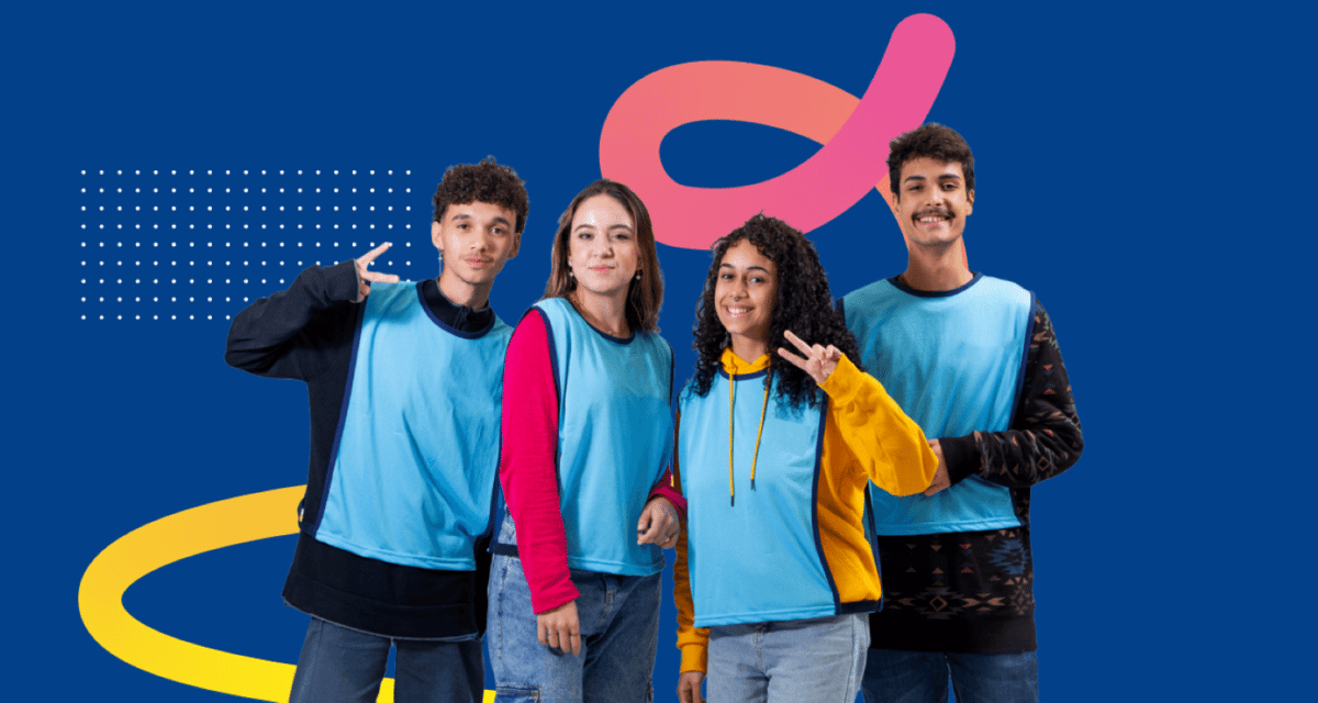 Grupo de jovens sorrindo representando estudantes em busca de vagas de estágio oferecidas pelo CIEE.