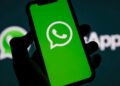 Tela de celular exibindo o logo do WhatsApp, ilustrando mudança de compatibilidade em Androids antigos.