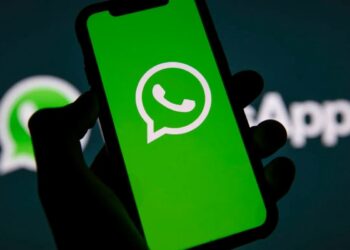Tela de celular exibindo o logo do WhatsApp, ilustrando mudança de compatibilidade em Androids antigos.