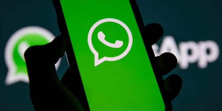 Tela de celular exibindo o logo do WhatsApp, ilustrando mudança de compatibilidade em Androids antigos.